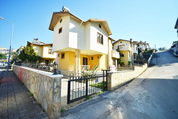 Alanya - Kestel'de plaja sadece 700 metre mesafede eşyalı villa